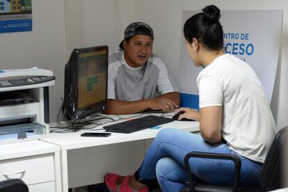 Un hombre realiza una consulta en el Centro de Acceso a la Justicia del Barrio 31, en Buenos Aires.