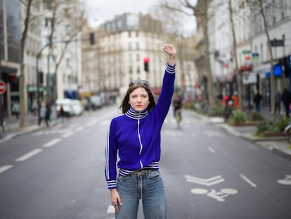 Mathilde Caillard, tecnoactivista de 25 años que se ha hecho conocida por sus bailes tecno en las manifestaciones en contra de la ley de pensiones de Macron, en París el 31 de marzo.