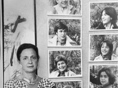 Marta Ferrusola, en su casa de Barcelona en 1987, junto a los retratos de sus siete hijos.