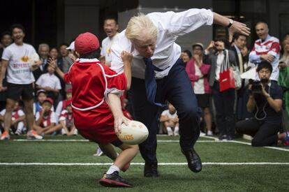 Boris Johnson participa en un torneo de Street Rugby en una calle de Tokio (Japón), el 15 de octubre de 2015. En su cargo como secretario de Asuntos Exteriores, Johnson se hizo conocido por los comentarios insultantes y vulgares sobre el entonces presidente de EE UU, barack Obama) y el presidente de Turquía.