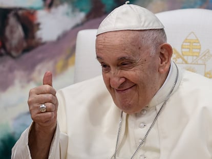 El Papa saluda este jueves a los jóvenes a su llegada a Cascais, en Portugal.