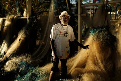 José de Jesus Damaceno, pescador de 75 anos, posa para a foto no Rio de Janeiro e opina: “A cidade está em crise e não existem oportunidades para todos, o governo deveria ter mais cuidado com a população antes de ganhar dinheiro em um evento como esse”.