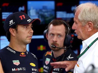 Checo Pérez dialoga con Helmut Marko durante los entrenamientos libres de GP de Singapur 2023.