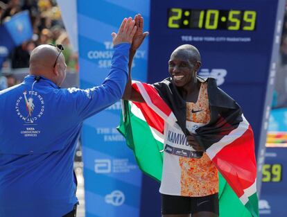 El keniano Geoffrey Kamworor (en la imagen), de 26 años, tras ganar por segunda vez el maratón de Nueva York, con el que ya se hizo en 2017, al registrar un tiempo de dos horas, ocho minutos y 13 segundos.
