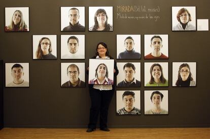 Estefanía Martínez con algunas de las fotografías de la exposición sobre personas con inteligencia límite, de la que también es modelo. La muestra presenta imágenes de este colectivo en momentos de su vida cotidiana.