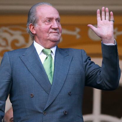 Spain's King Juan Carlos waves shortly before a bullfight at Las Ventas bullring in Madrid June 4, 2014. The King said on Monday he would abdicate in favour of his son Prince Felipe, aiming to revive the scandal-hit monarchy at a time of economic hardship and growing discontent with the wider political elite. REUTERS/Juan Medina (SPAIN - Tags: ROYALS POLITICS) - GM1EA6505DQ01