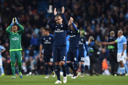 El defensa Pepe (c) aplaude al final del partido.