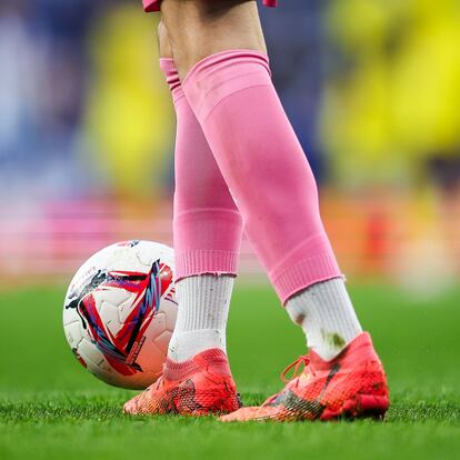 BARCELONA, SPAIN - SEPTEMBER 26: A detailed view of the Puma Orbita 1, Official Match Ball of La Liga 2024/25 during the LaLiga match between RCD Espanyol de Barcelona and Villarreal CF at RCDE Stadium on September 26, 2024 in Barcelona, Spain. (Photo by Eric Alonso/Getty Images)