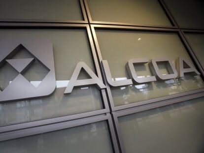 Logo del productor de aluminio Alcoa en la sede en Pittsburgh