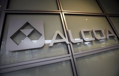 Logo del productor de aluminio Alcoa en la sede en Pittsburgh