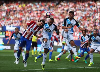 Filipe Luis (i) del Atlético de Madrid golpea de cabeza.