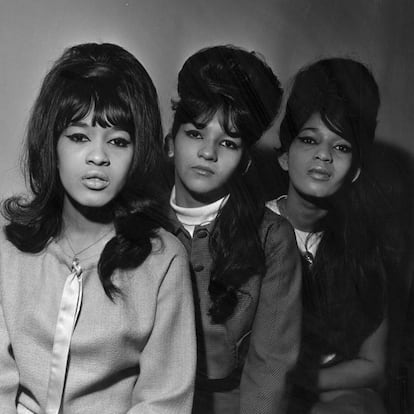 El grupo femenino The Ronettes (y sus moños) en los 60.