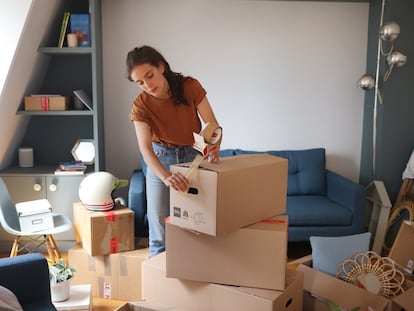 Una mujer empaqueta cajas. De media, los españoles realizan cuatro mudanzas a lo largo de su vida.