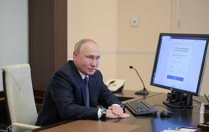 Putin, frente al ordenador en el que votó online el pasado viernes, según anunció el Kremlin.