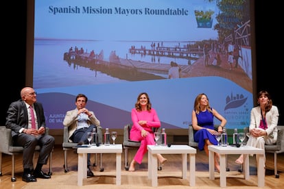 Los alcaldes de València, María José Catalá (c), Madrid, José Luis Martínez Almeida, Zaragoza, Natalia Chueca, Valladolid, Jesús Julio Carnero (i), y Vitoria, Maider Etxebarria (d), participan en la Mesa de Alcaldes españoles citiES 2030.