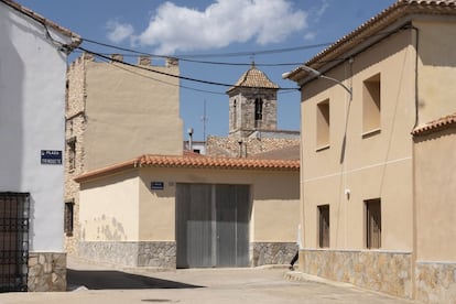 Ocho núcleos distintos engrosan este municipio de Albacete con 131 habitantes censados, ocho de ellos niños, y una densidad poblacional inferior a la del desierto africano del Kalahari. Desde 2006, el municipio ha perdido un 40% de habitantes.