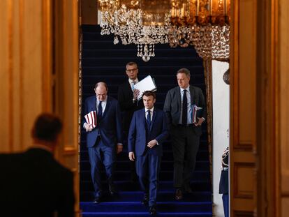 El presidente francés, Emmanuel Macron (centro), junto a su primer ministro, Jean Castex (izquierda).