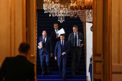 El presidente francés, Emmanuel Macron (centro), junto a su primer ministro, Jean Castex (izquierda).