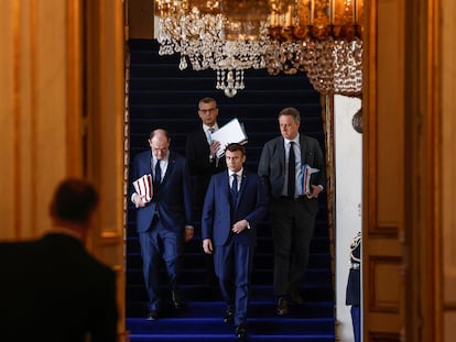 El presidente francés, Emmanuel Macron (centro), junto a su primer ministro, Jean Castex (izquierda).