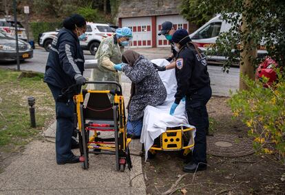Paramedicos llevan a una paciente con coronavirus al hospital en Yonkers, Nueva York.