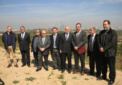 Firmantes del manifiesto ante los terrenos donde se prevé la construcción de BCN World. De izquierda a derecha: Wifredo Miró, de la UGT de Terres del Ebre, José Luis Mora de la Cámara de Comercio de Tortosa, Jordi Salvador de la UGT de Tarragona, Marcel·lí Morera de la Cámara de Comercio de Valls, Emilio Castellà de la Asociación de Empresarios del Ebro, Isaac Sanromà de la Cámara de Comercio de Reus, Albert Abelló de la Cámara de Comercio de Tarragona, Antoni Belmonte de la CEPTA y Joaquim Sendra de PIMEC.