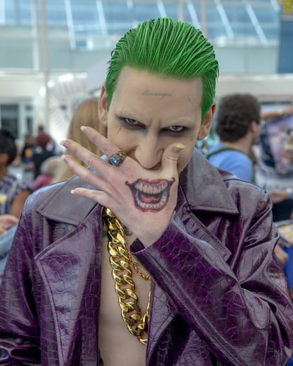 Un asistente caracterizado de 'Joker' acude a la primera jornada del Comic-Con celebrado en San Diego (California).
