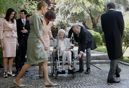 27 de abril de 2011. El Rey Juan Carlos quita el freno de la silla de ruedas de la escritora Ana María Matute tras la ceremonia en la que esta recibió el Premio Cervantes en el Paraninfo de la Universidad de Alcalá de Henares. En la imagen, de izquierda a derecha: La ministra de Cultura, Ángeles González-Sinde; el alcalde de Alcalá, Bartolomé González; la esposa del presidente del Gobierno, Sonsoles Espinosa; la reina Sofía; Ana María Matute; el rey Juan Carlos y el presidente del Gobierno, José Luis Rodríguez Zapatero. 