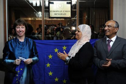 La jefa de la diplomacia europea, Catherine Ashton, tras la inauguración de la misión de la UE en Bengasi.
