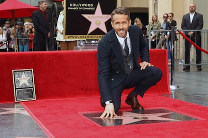 El actor canadiense Ryan Reynolds descubrió ayer su estrella en el Paseo de la Fama de Hollywood.