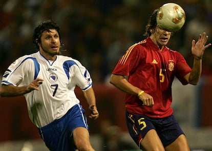 Puyol despeja el balón ante el bosnio Bolic durante el partido clasificatorio para el Mundial de Alemania de 2006.