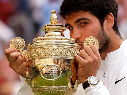 Alcaraz besa el trofeo de campeón, este domingo en Wimbledon.