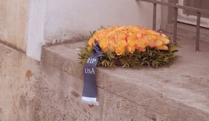 Ofrenda neonazi en la ventana de la casa de Hitler.