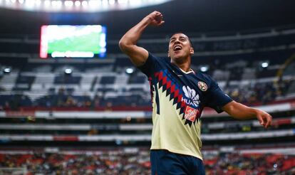 Domínguez celebra un gol con América.