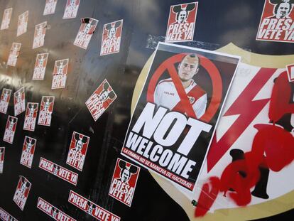 Protesto realizado na entrada do estádio de Vallecas pela saída do jogador ucraniano Roman Zozulya.