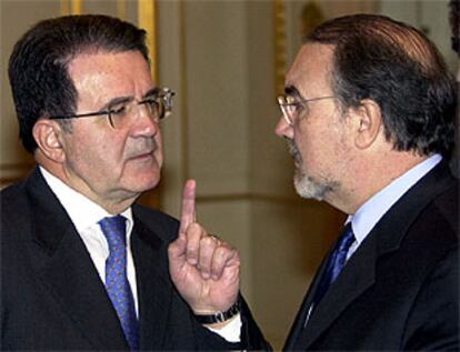 Romano Prodi (a la izquierda) conversa con Pedro Solbes, el pasado diciembre.