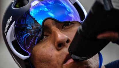 Quintana bebe agua antes de la 18ª etapa del Tour de Francia.