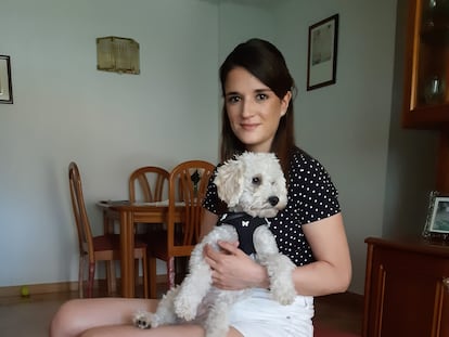 Nuria Alonso junto a su perro 'Sugus', que durante la pandemia ha desarrollado síndrome de ansiedad por separación