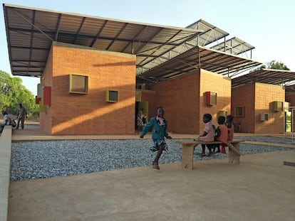 Con ladrillo y tierra compactada, Kéré y su estudio dan un paso más. La clínica, promovida por Operieren in Afrika, es modular, fácilmente ampliable. Está levantada con ladrillos y tierra compactada. Aparece el color, en marcos de las ventanas destinados a reducir la absorción solar.