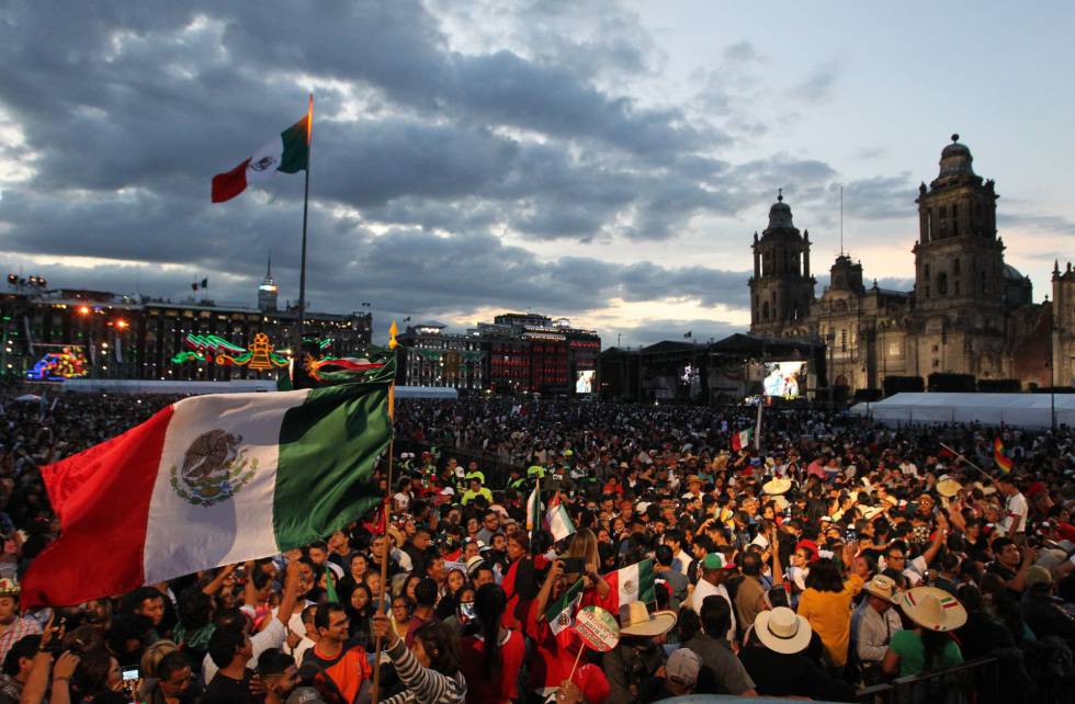 Una gran multitud de mexicanos celebrando la fecha conmemorativa de 15 de septiembre. Foto: El País.   