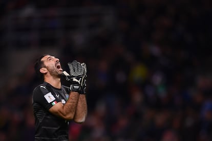 Buffon, durante un encuentro entre Italia y Suecia, en la clasificación a la Copa del Mundo de 2018. 