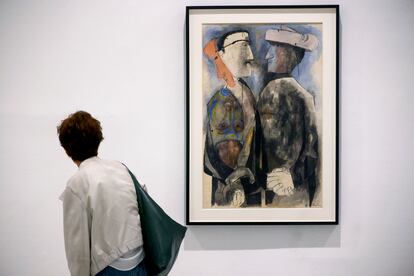 Una espectadora en la exposición 'De la no conformidad' de Ben Shahn.