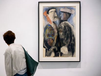 Una espectadora en la exposición 'De la no conformidad' de Ben Shahn.