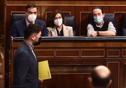 El portavoz de ERC en el Congreso, Gabriel Rufián, pasa por delante de Pedro Sánchez, Carmen Calvo y Pablo Iglesias durante el pleno del miércoles.