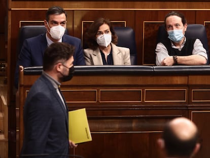 El portavoz de ERC en el Congreso, Gabriel Rufián, pasa por delante de Pedro Sánchez, Carmen Calvo y Pablo Iglesias, este miércoles.