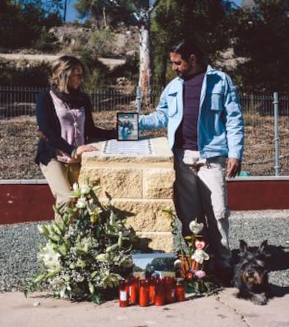 Máximo, Toñi y Hugo, junto al monolito erigido donde fue asesinado Adrián.