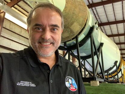 El ingeniero Eduardo García Llama, en el Centro Espacial Johnson, en Houston (EE UU), con el lema de Felipe II en el pecho.