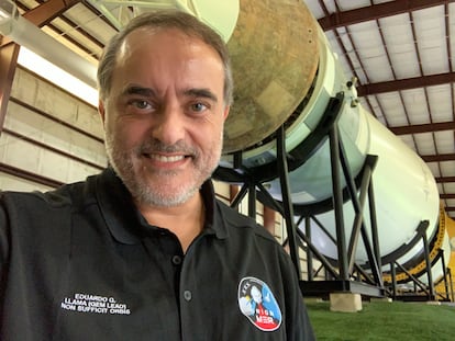 El ingeniero Eduardo García Llama, en el Centro Espacial Johnson, en Houston (EE UU), con el lema de Felipe II en el pecho.