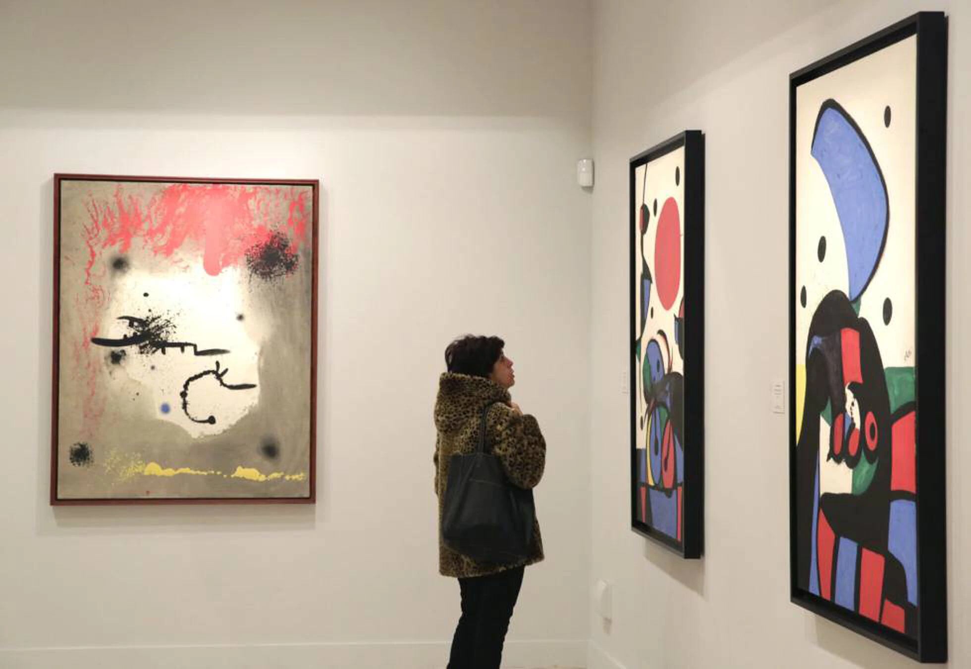 El día de la inauguración en 2016 del Espacio Miró de la Fundación Mapfre en Madrid, con tres de las obras que podían ver allí.