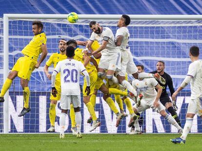 Benzema y Militao se elevan entre varios defensores para tratar de rematar un centro.