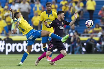 Lionel Messi (derecha) y Momo (izquierda) luchan por el balón.